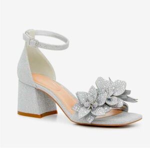 Kelly & Katie Magg Sandal, Silver, Size 9M